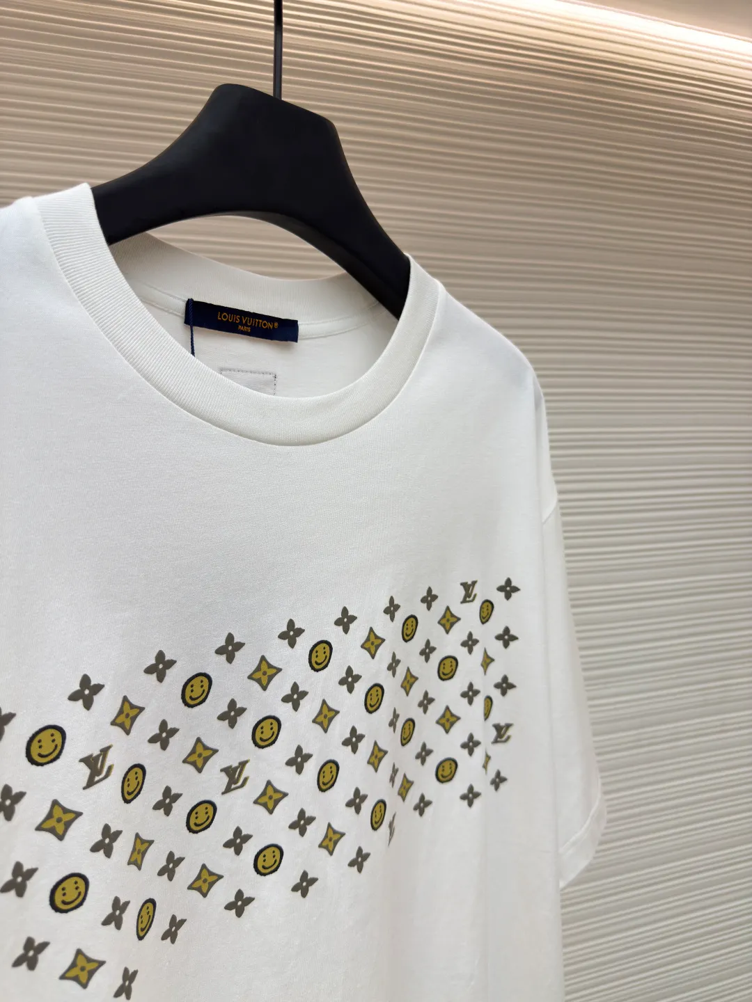 LOUIS VUITTON Smiley short-sleeved T-shirt ●Authentic product: purchased and developed by 8109 ●Item number: 1680133-A10 ●Fabric: pure cotton fabric ●Technology: printing production ●Version: fitted version ●Weight: about 230 grams ●Size: XS-S-L-XL ●Description: Customized 280g pure cotton double yarn stiff fabric. The cloth surface is clean. The texture is clear. The hand feels very delicate and solid. More strong. Comfortable and breathable, not easy to deform and wrinkle. 1×1 Solona thread. Fabric threads are dyed in the same vat with no color difference. Not easy to deform. Full set of customized trademarks, hangtags, wash marks. The highest version on the market, Os dropped shoulders and loose version. The latest synchronization for spring and summer. Fashionable personality. Same style for men and women. Super versatile. The overall wiring is straight and delicate, the fabric is comfortable and soft, and the color is consistent without color difference. It can be matched with the same style to create a fashionable look and control various occasions. Customized accessories, complete with three standards, same style for men and women!